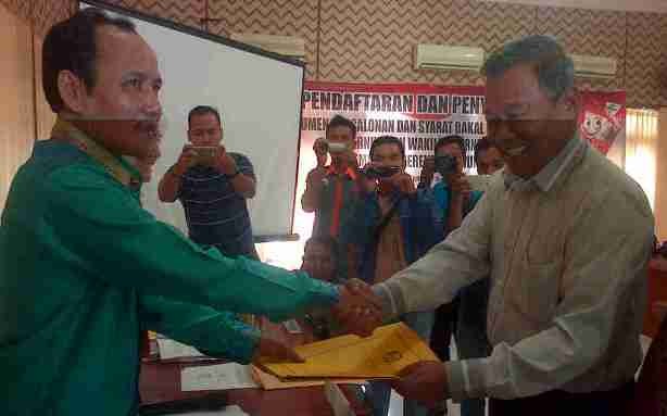 Tim Penghubung HBA-EP  Arpah Hap menerima berkas pencalonan dari Ketua KPU Provinsi Jambi Subhan
